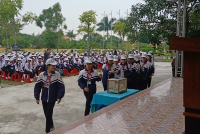 Một số hình ảnh về phát động CB, GV, NV, các em học sinh trường THCS Hoành Sơn ủng hộ đồng bào miền Trung