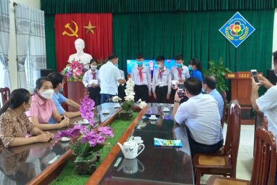 Một số hình ảnh lãnh đạo xã tặng quà trung thu cho học sinh THCS Hoành Sơn, năm học 2021-2022