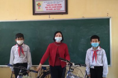 Một số hình ảnh phòng khám đa khoa Hoành Sơn tặng xe đạp giúp em đến trường
